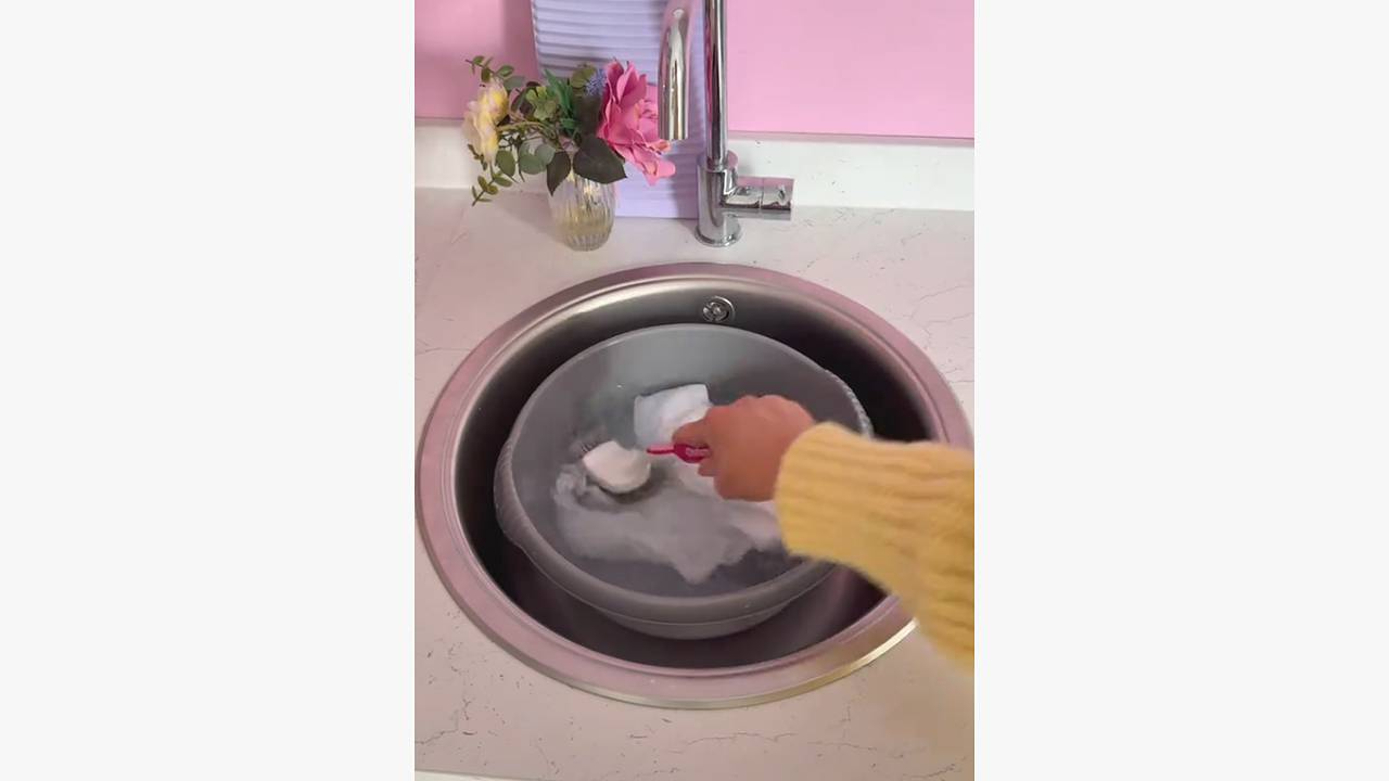 Раскрыт простой способ избавиться от пятен косметики на одежде