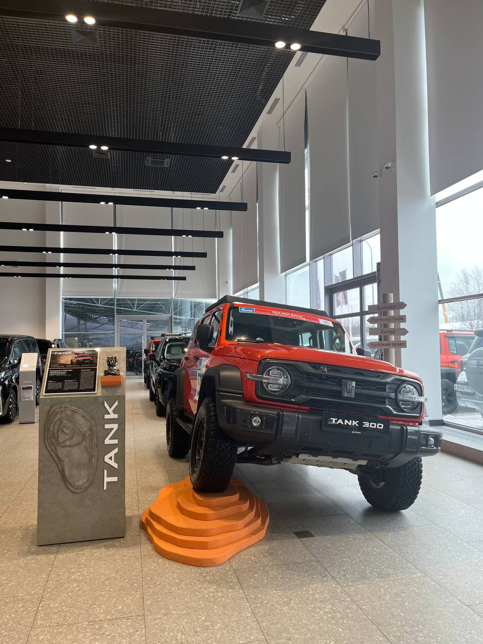 В РОЛЬФ выставили автомобиль - победитель ралли «Шелковый путь 2025»