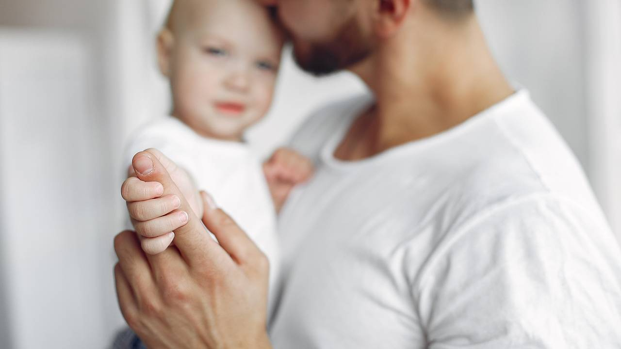 Российские мужчины массово захотели уйти в декрет