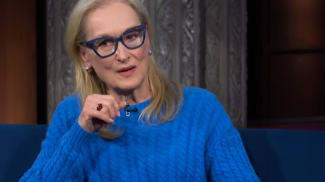 Энн Хэтэуэй обвинила Мерил Стрип в краже ее культового свитера