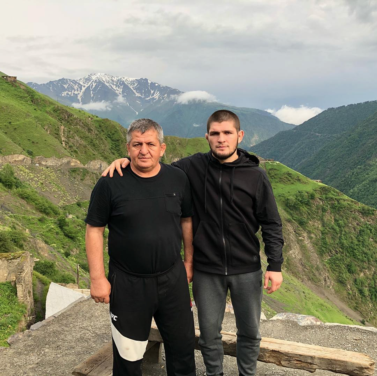 Макгрегор заявил, что молится за здоровье отца своего противника Нурмагомедова Макгрегор заявил, что молится за здоровье отца своего противника Нурмагомедова