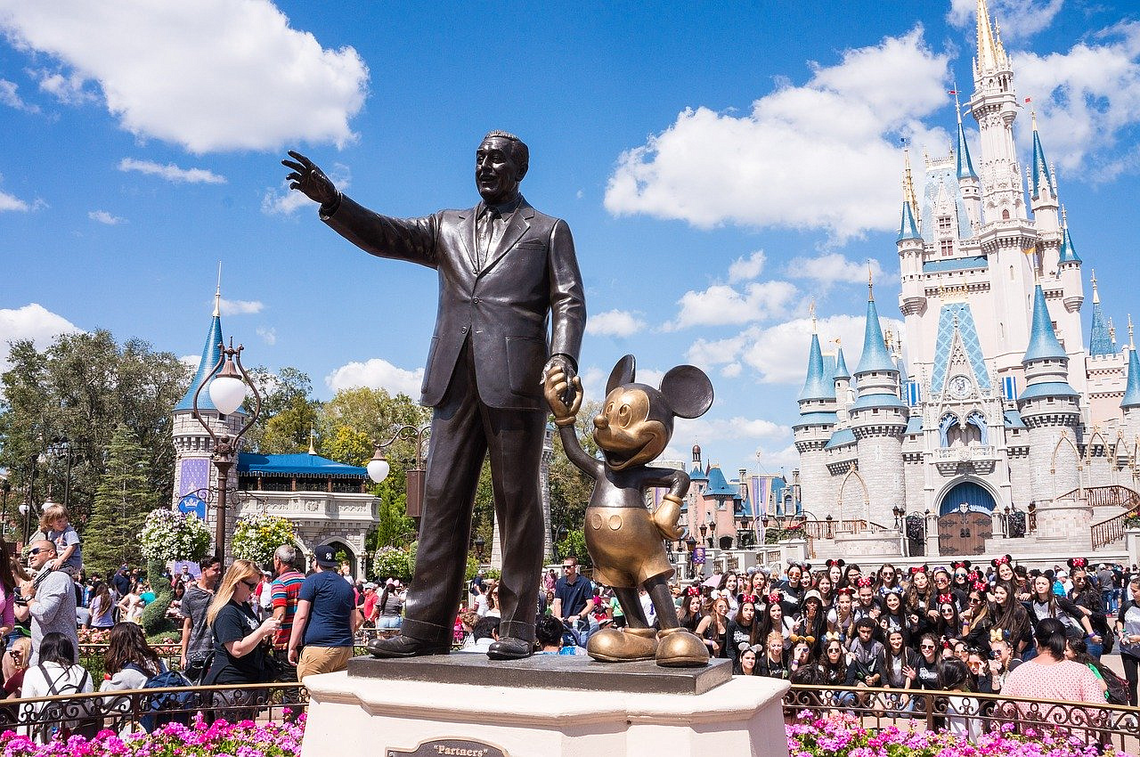 Disney прекращает выплачивать зарплату половине сотрудников Disney прекращает выплачивать зарплату половине сотрудников