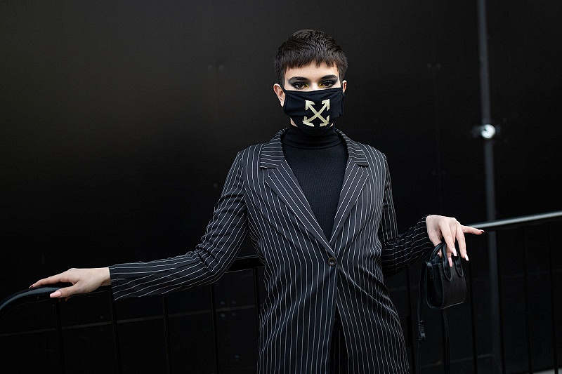 Balenciaga и Yves Saint Laurent будут шить медицинские маски Balenciaga и Yves Saint Laurent будут шить медицинские маски